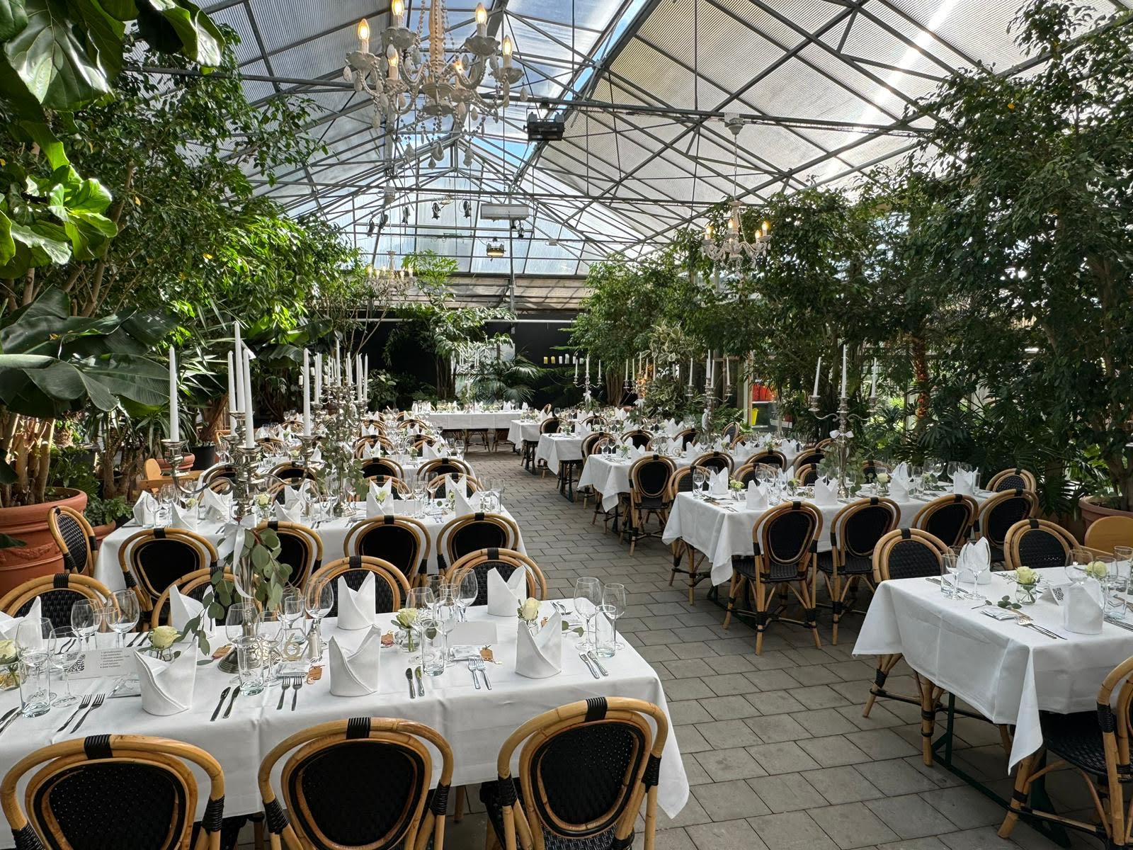 Gäertenterrass Restaurant mat elegant gedeckten Dëscher