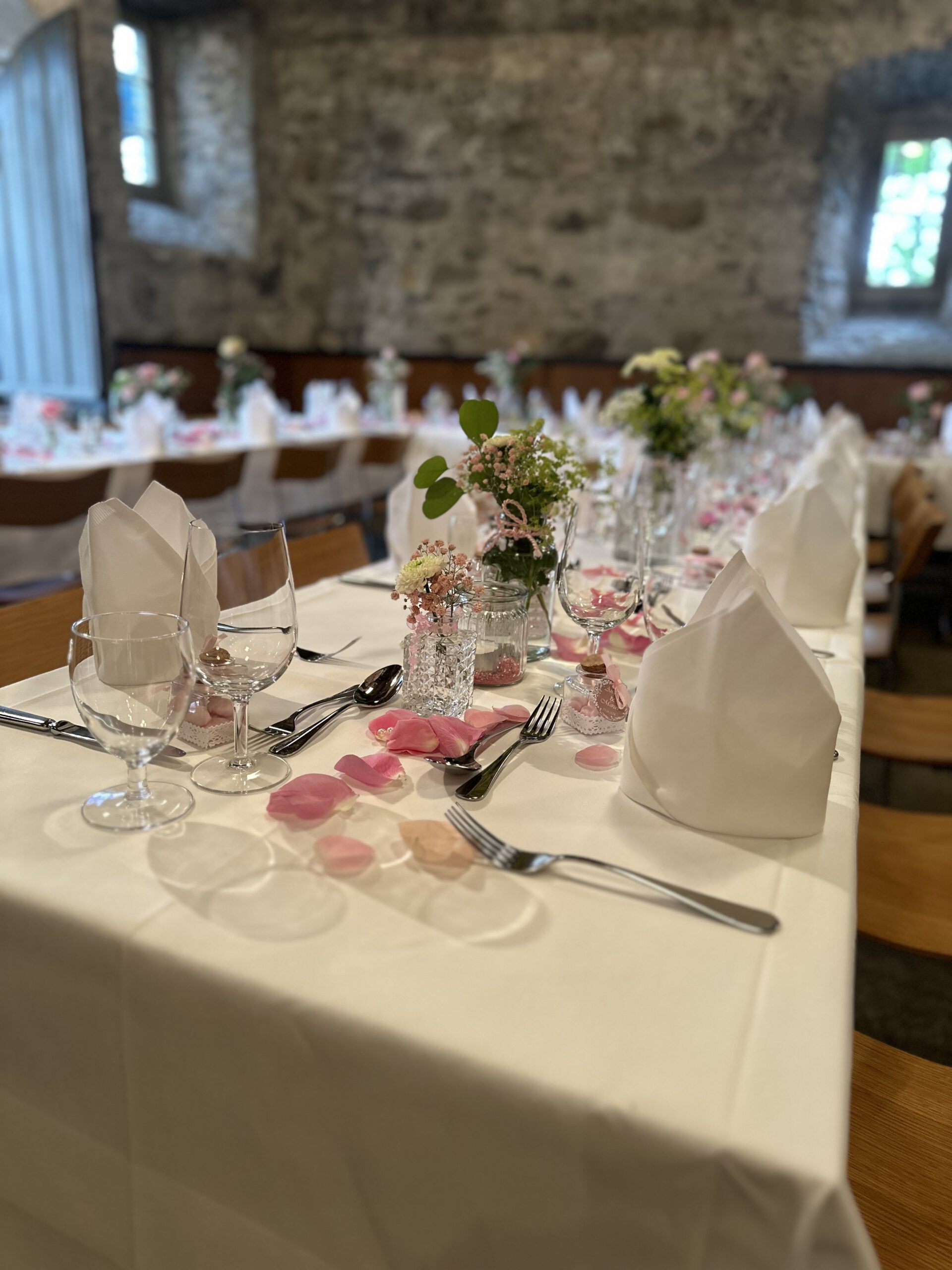 Elegante Hochzeitsdekoration mit Blumen und Gläsern