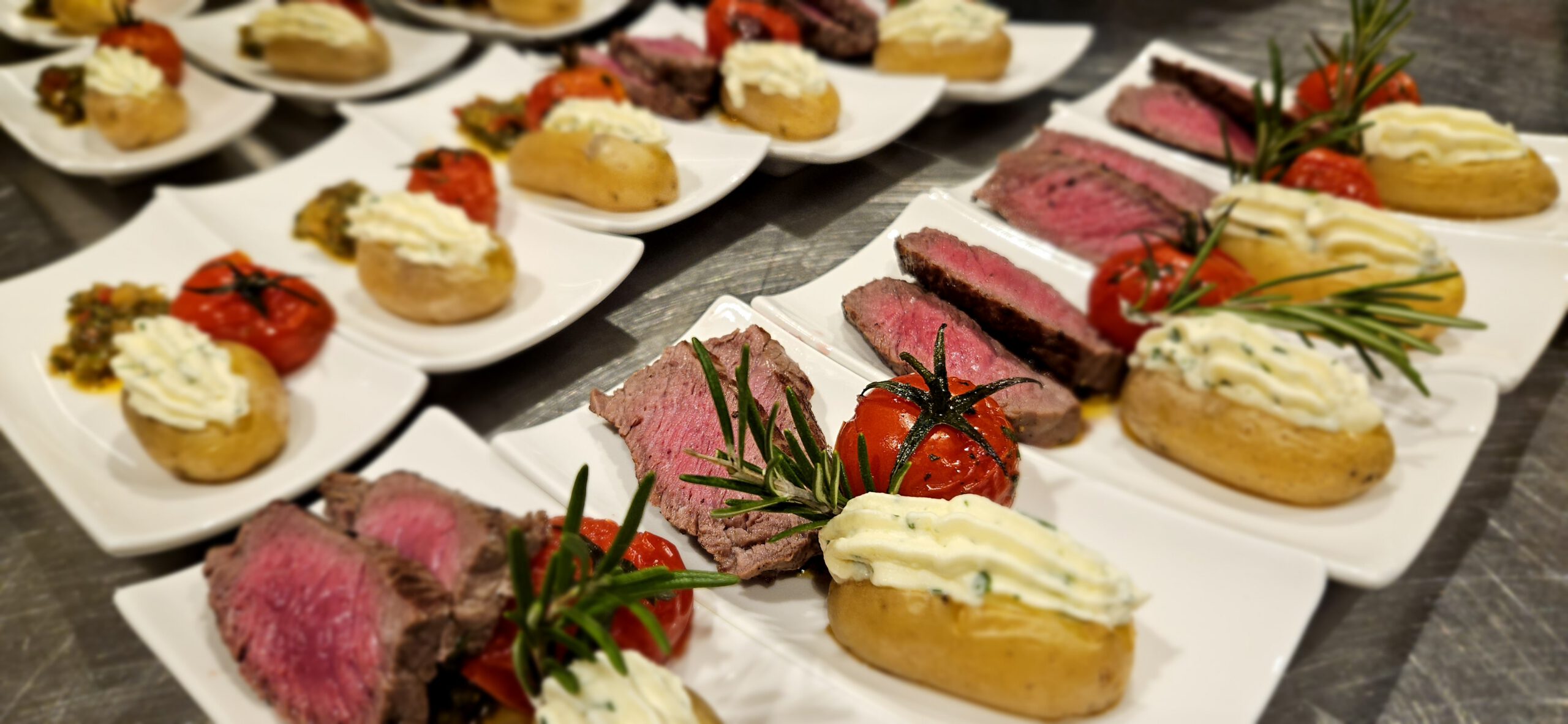 Gourmet Steak Platen mat gebakene Gromperecher 