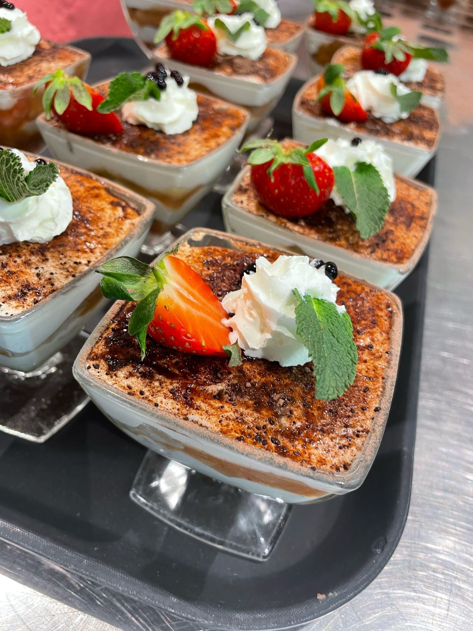 Leckere Desserts mit Erdbeeren und Sahne genießen