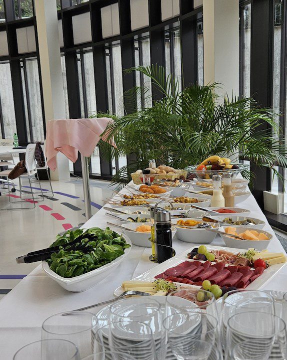 Buffet Dësch mat Iessen an engem Restaurant