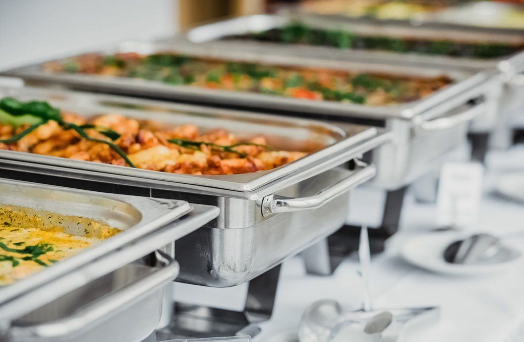 Buffet mat villfältege Platen op engem Dësch.