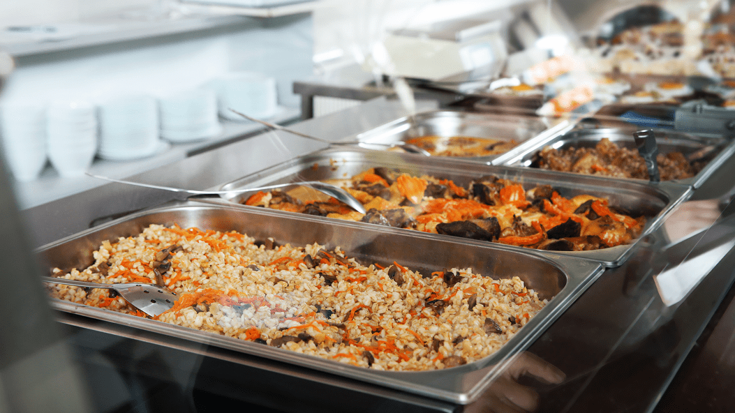 Selbstbedienungsbuffet mat verschiddenen waarme Platen